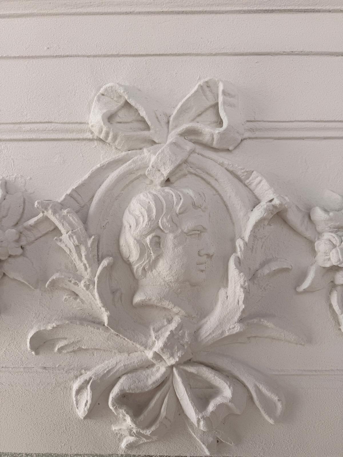 Restaurierte Stuckrosette mit Putto – Detailarbeit von Mr. Maler