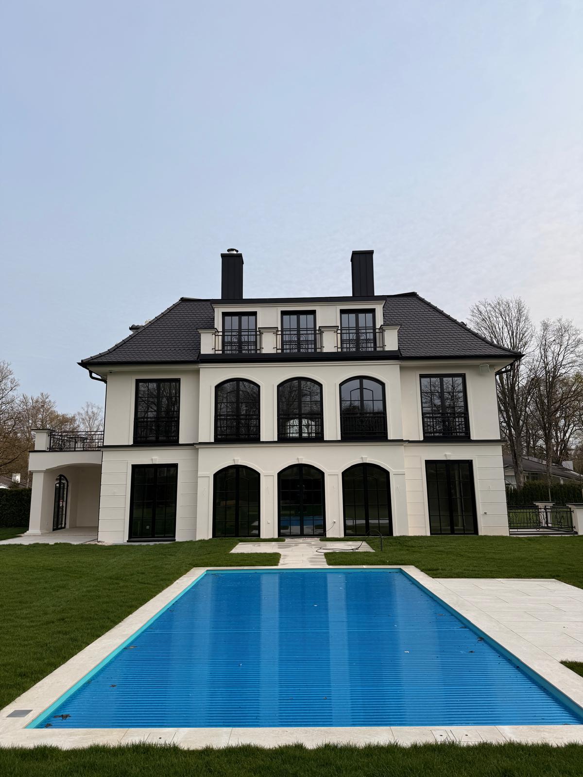 Fertiggestellte Villenfassade mit Pool – Projekt von Mr. Maler