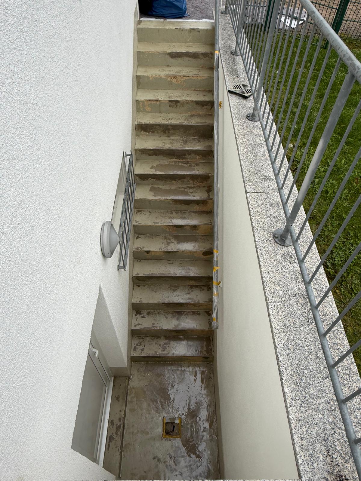 Außentreppe vor der Bodenbeschichtung: unbehandelter, fleckiger Beton