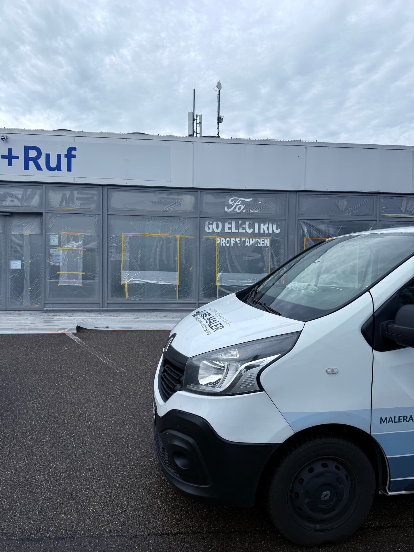 Autohaus, Innen- und Außenanstrich im Spritzverfahren – Vorschaubild 4