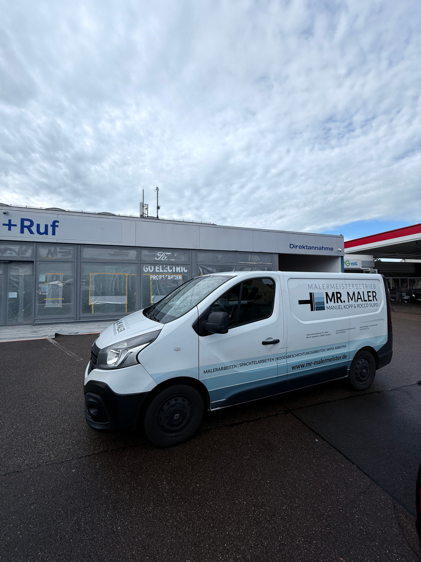 Autohaus, Innen- und Außenanstrich im Spritzverfahren – Vorschaubild 3