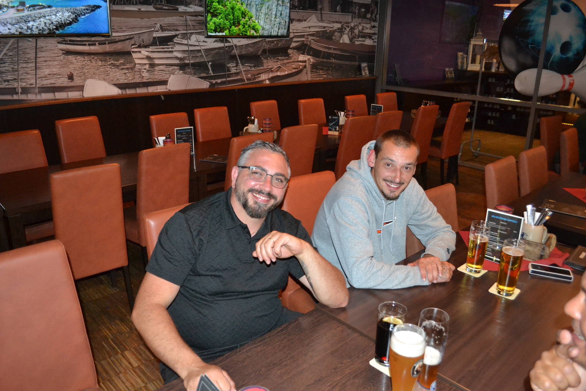 Gemütliche Runde am Tisch im Bowlingcenter