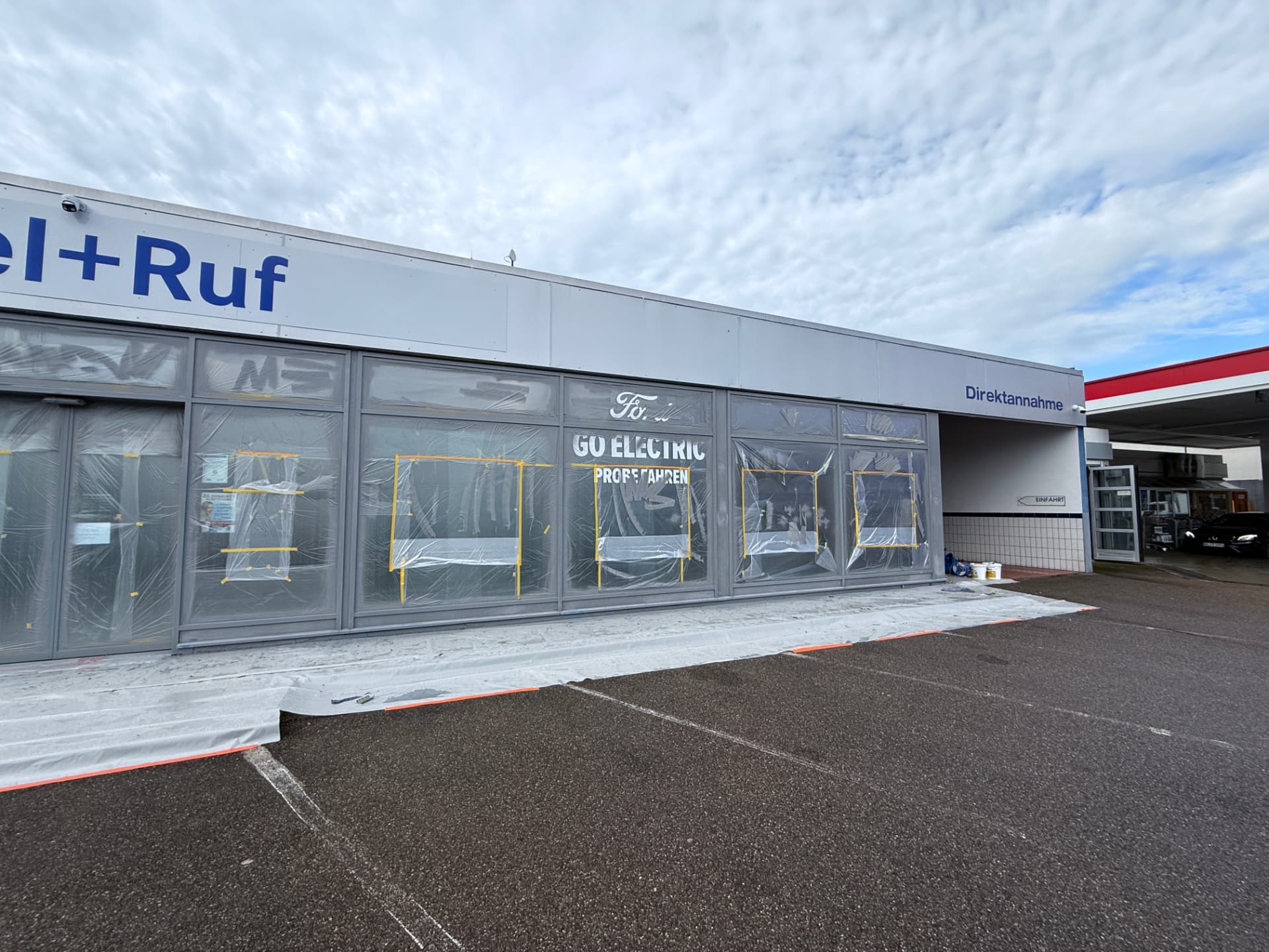 Autohaus, Innen- und Außenanstrich im Spritzverfahren in Nördlingen – Mr. Maler